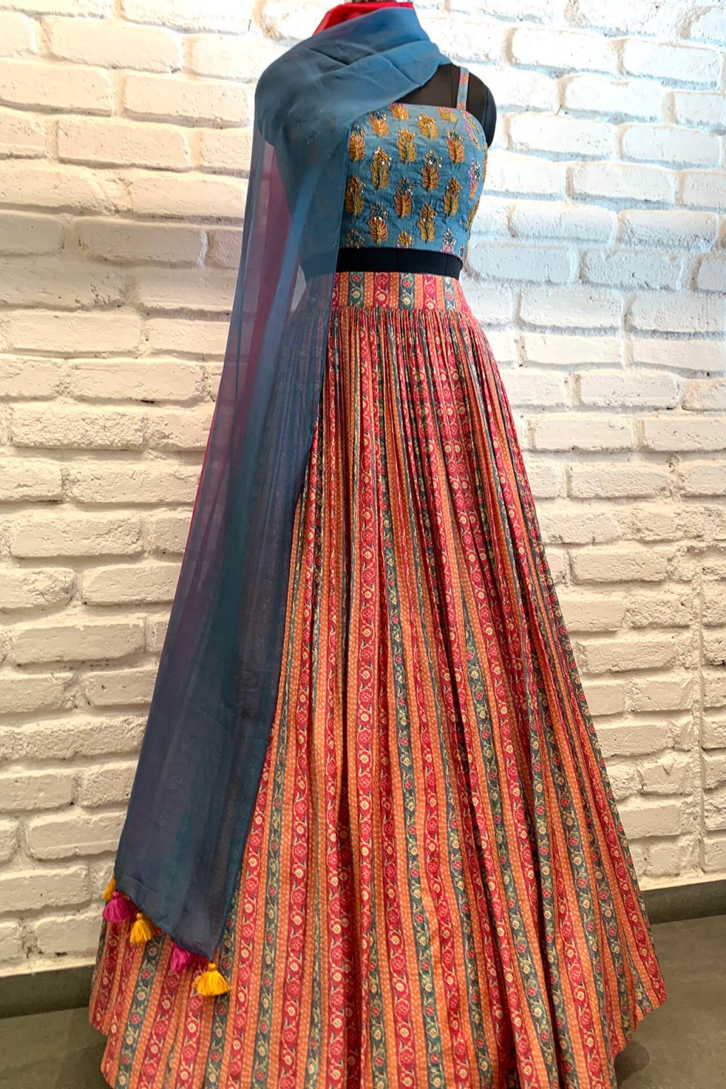 Bandhani Cape with Kurta, Pants & Coinwork Belt – Label Anushree